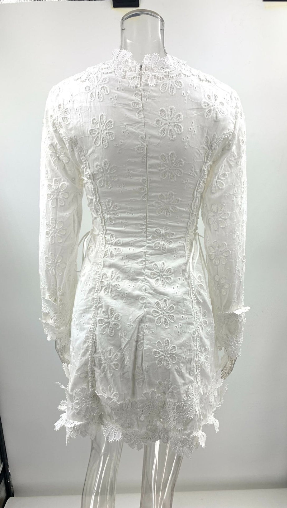 Weißes Minikleid mit V-Ausschnitt und Glockenärmeln aus Spitze für den Herbst 