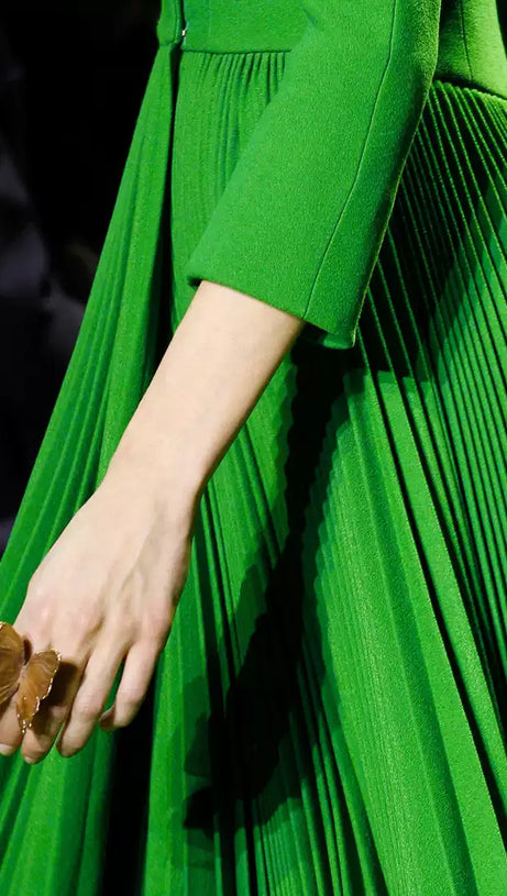 Grünes plissiertes Maxikleid mit hohem Kragen und Wickeloberteil 