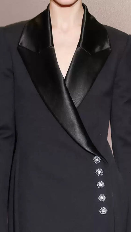 Schwarzer Langarm-Maximantel mit Satin-Revers und Strass-Knöpfen 