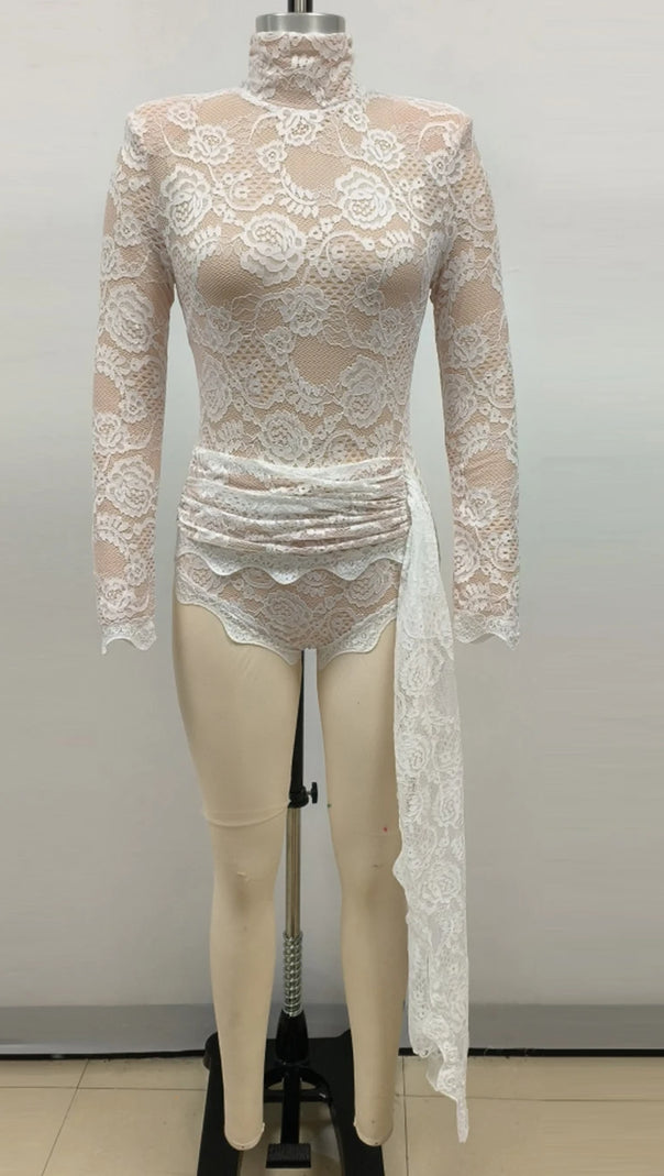 ZANNA WEISSER BODYSUIT AUS BESTICKTER SPITZE MIT HOCHKRAGEN