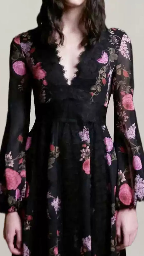 Elegantes langes Blumenkleid mit V-Ausschnitt und Glockenärmeln 