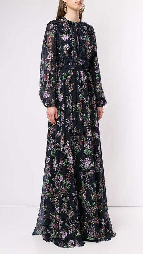 Schwarzes Maxikleid mit Blumenmuster, transparenten Ärmeln und Spitzendetails 