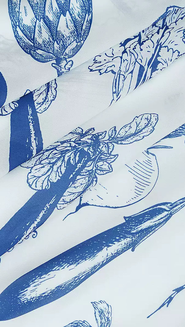 Weißes Maxikleid mit blauem Gemüsedruck und Flügelärmeln 