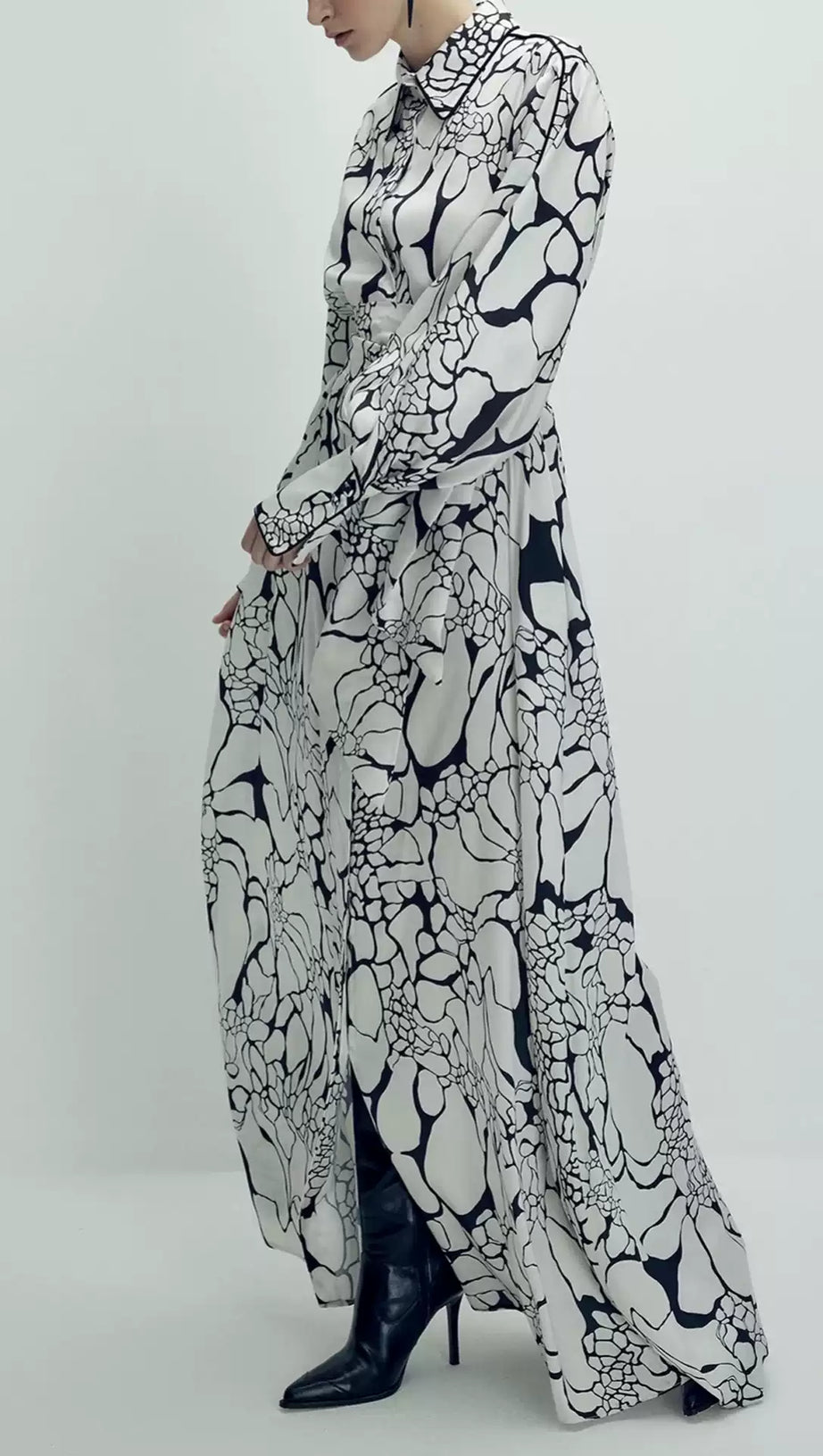 Maxi-Hemdkleid mit Gürtel und Monochrom-Print 