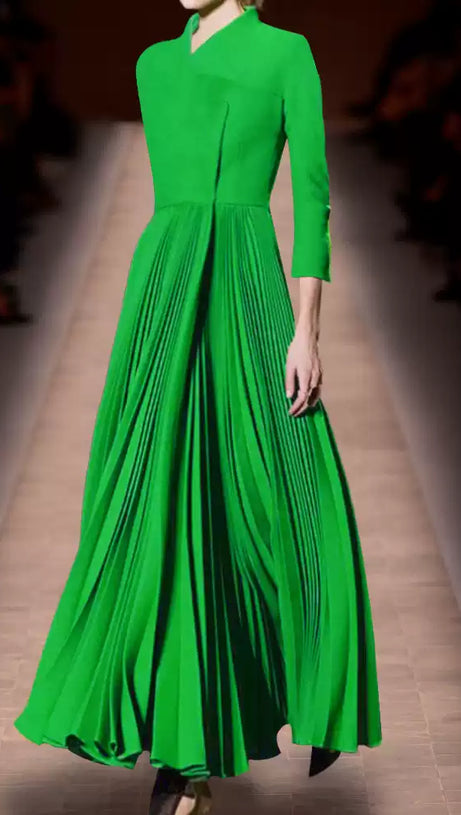 Grünes plissiertes Maxikleid mit hohem Kragen und Wickeloberteil 
