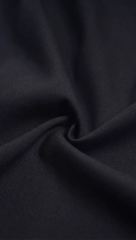 Schwarzer Langarm-Maximantel mit Satin-Revers und Strass-Knöpfen 