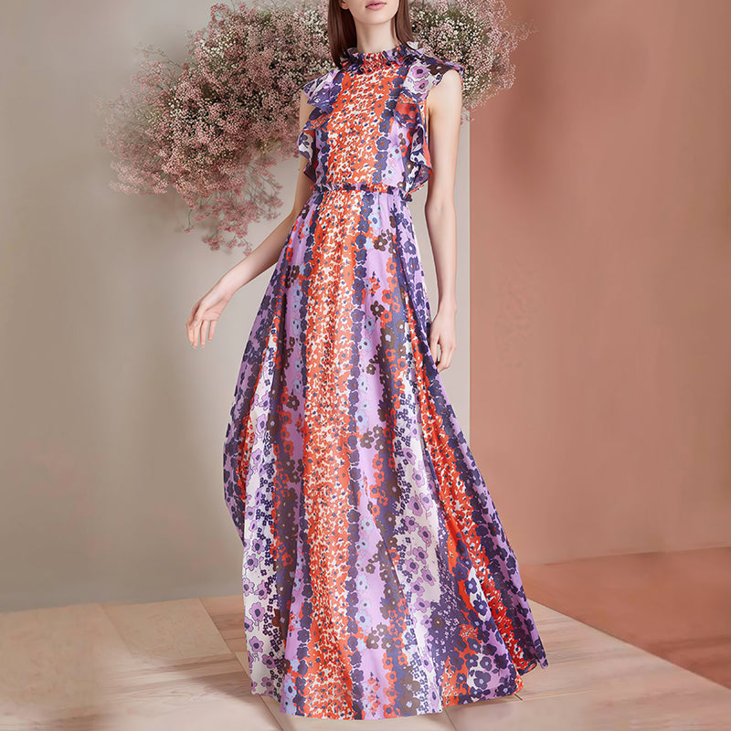 Elegantes langes Blumenkleid mit gerüschtem Ausschnitt und ärmellosem Design 