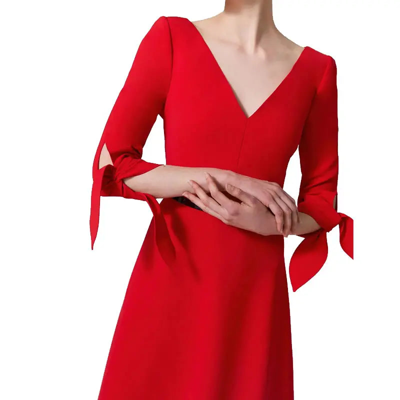 DENISE MIDIKLEID MIT V-AUSSCHNITT UND SCHNÜRUNG IN ROT