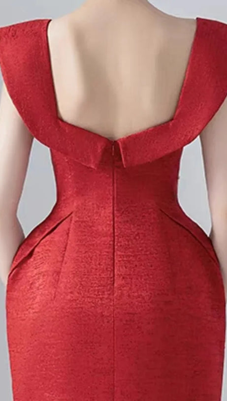 Rotes Midikleid mit quadratischem Ausschnitt und Schleife