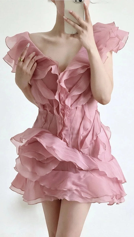 SABRINA TRÄGERLOSES MINIKLEID MIT RÜSCHENLAGEN IN PINK
