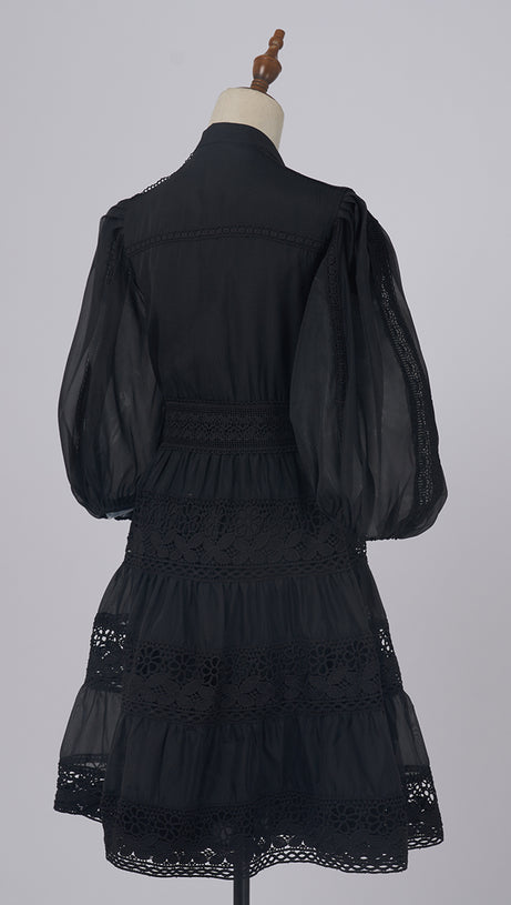 Schwarzes, gestuftes Herbstkleid mit Spitzenbesatz