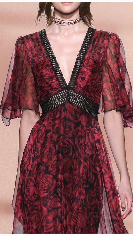 Rotes Maxikleid mit V-Ausschnitt und kurzen Ärmeln und Rosendruck 