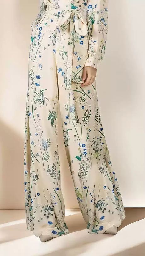 Wickel-Jumpsuit mit Blumenmuster, langen Ärmeln und Taillengürtel 