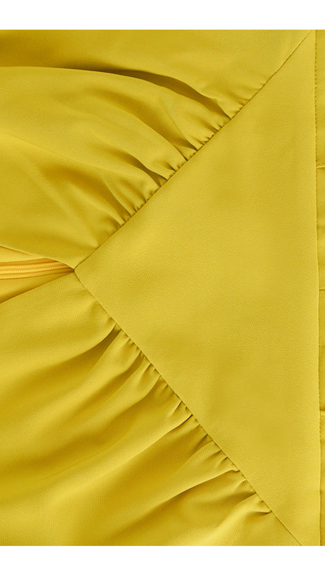 Gelber Jumpsuit mit V-Ausschnitt, langen Ärmeln und weitem Bein 