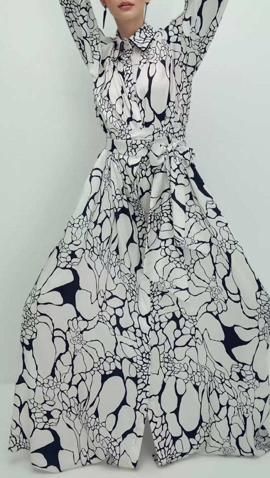 Maxi-Hemdkleid mit Gürtel und Monochrom-Print 