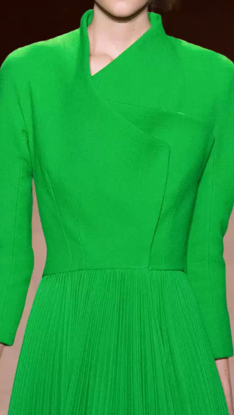 Grünes plissiertes Maxikleid mit hohem Kragen und Wickeloberteil 