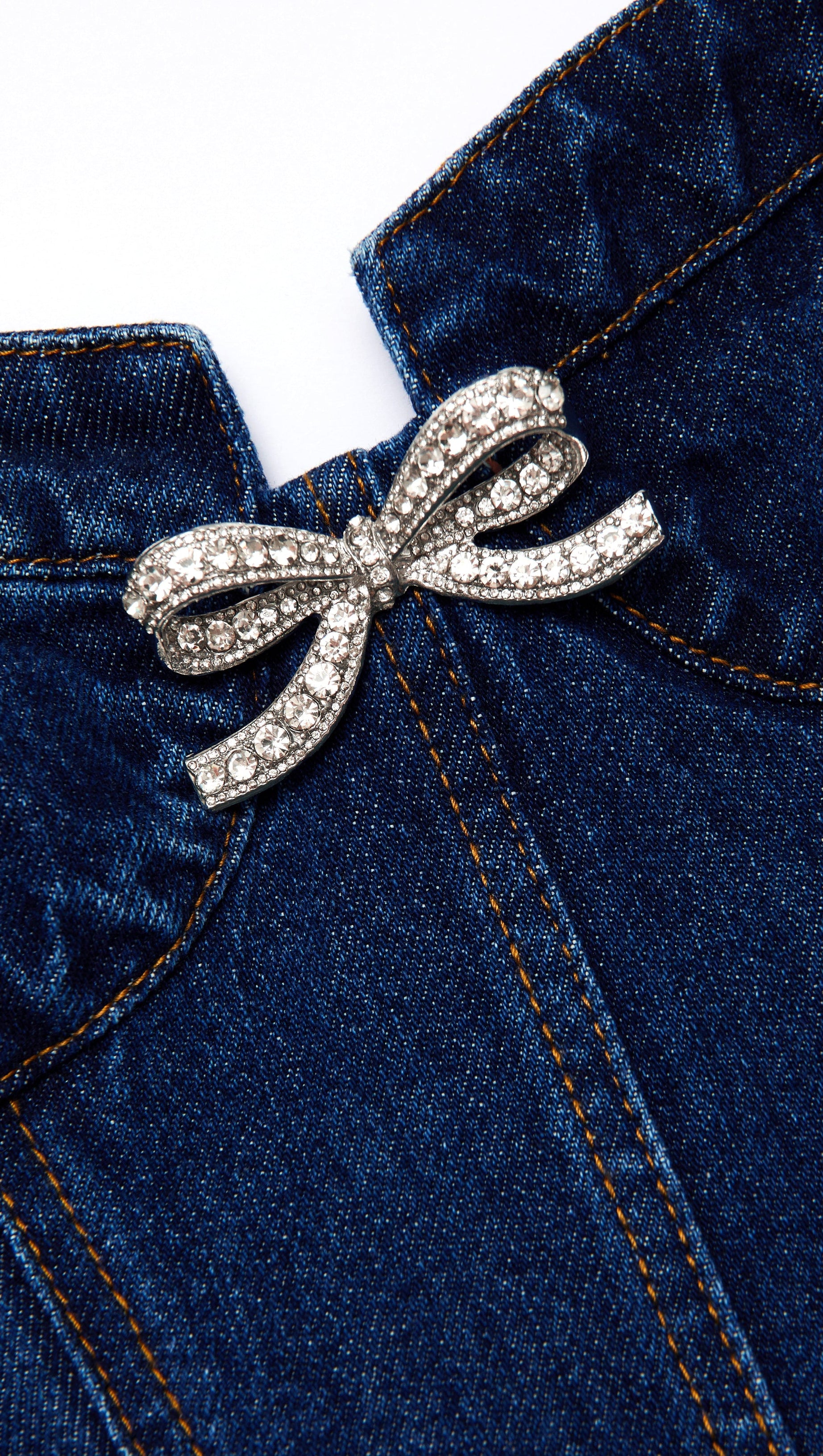 Denim-Minikleid mit Strass-Schleife und Herzausschnitt