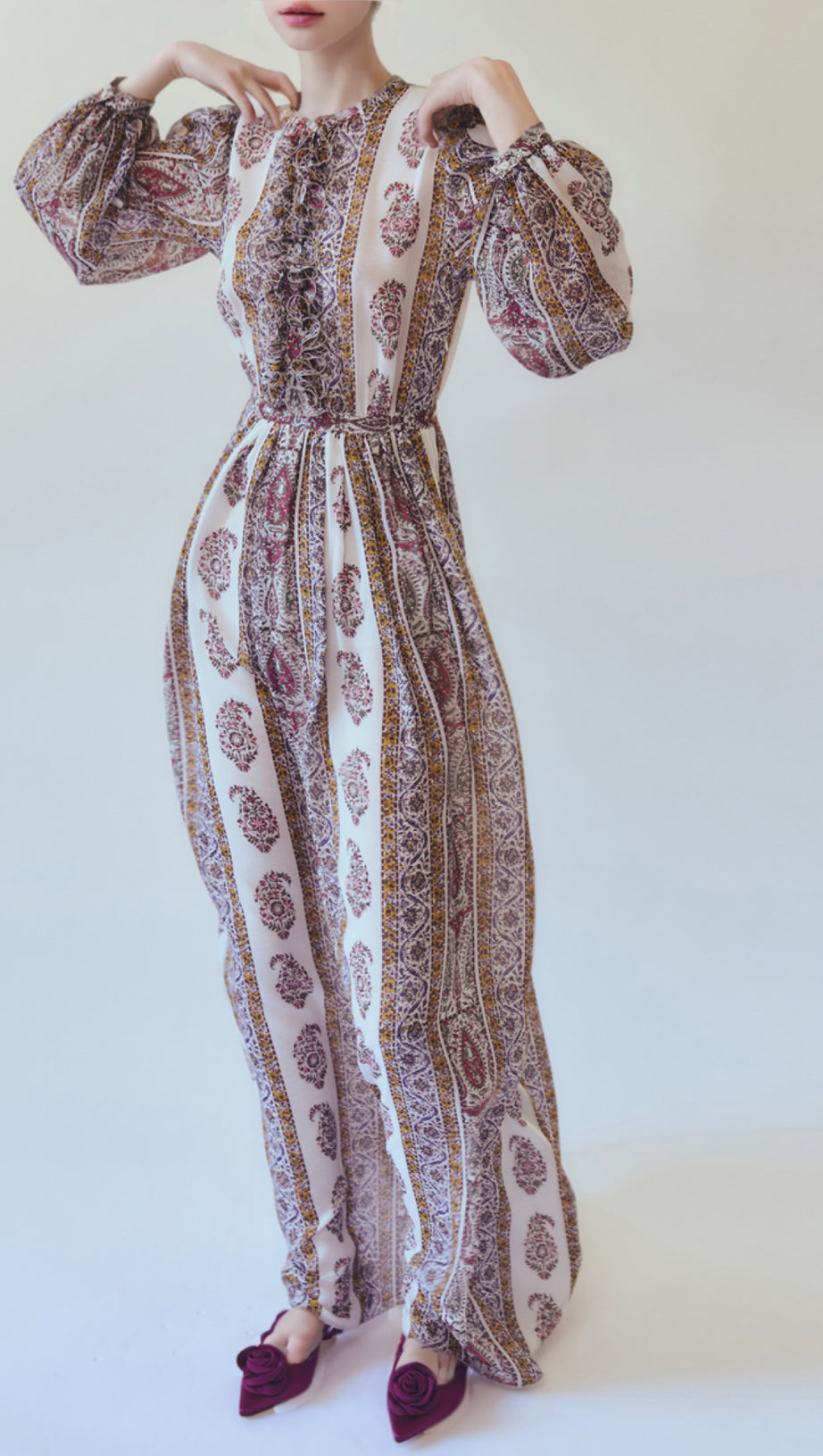 ABITO LUNGO CON STAMPA PAISLEY E VOLANT CON CINTURA IN VITA