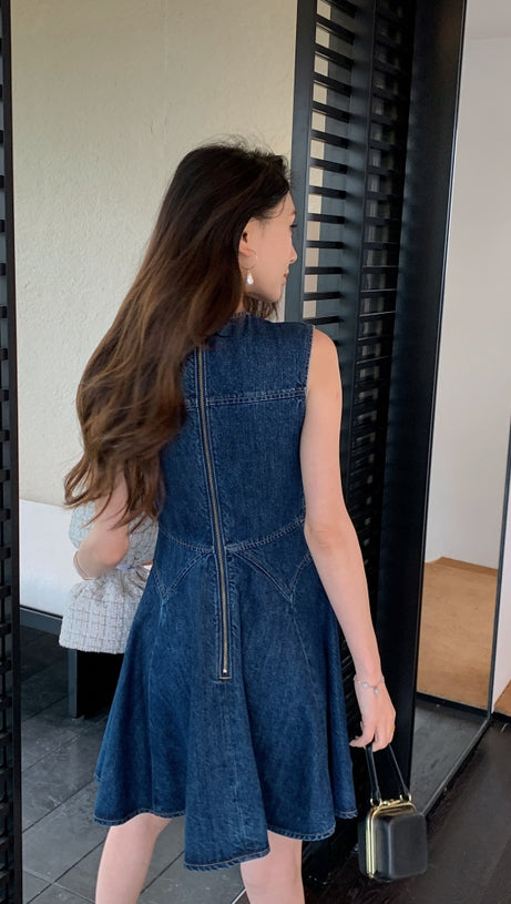 Ärmelloses Mini-Jeanskleid mit Blumenknöpfen in Blau