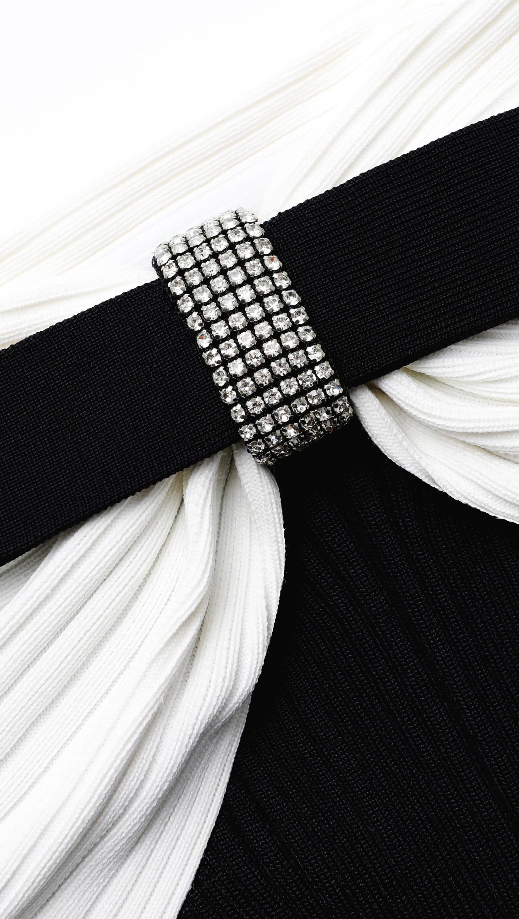 TRUDA SCHWARZES MIDIKLEID MIT STRICKSCHLEIFE UND OFF-SHOULDER-MUSTER