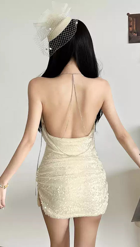 Aprikosenfarbenes, gerüschtes Homecoming-Kleid mit Neckholder und Pailletten 