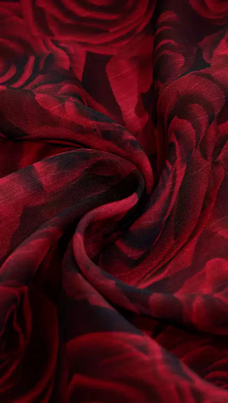 Rotes Maxikleid mit V-Ausschnitt und kurzen Ärmeln und Rosendruck 