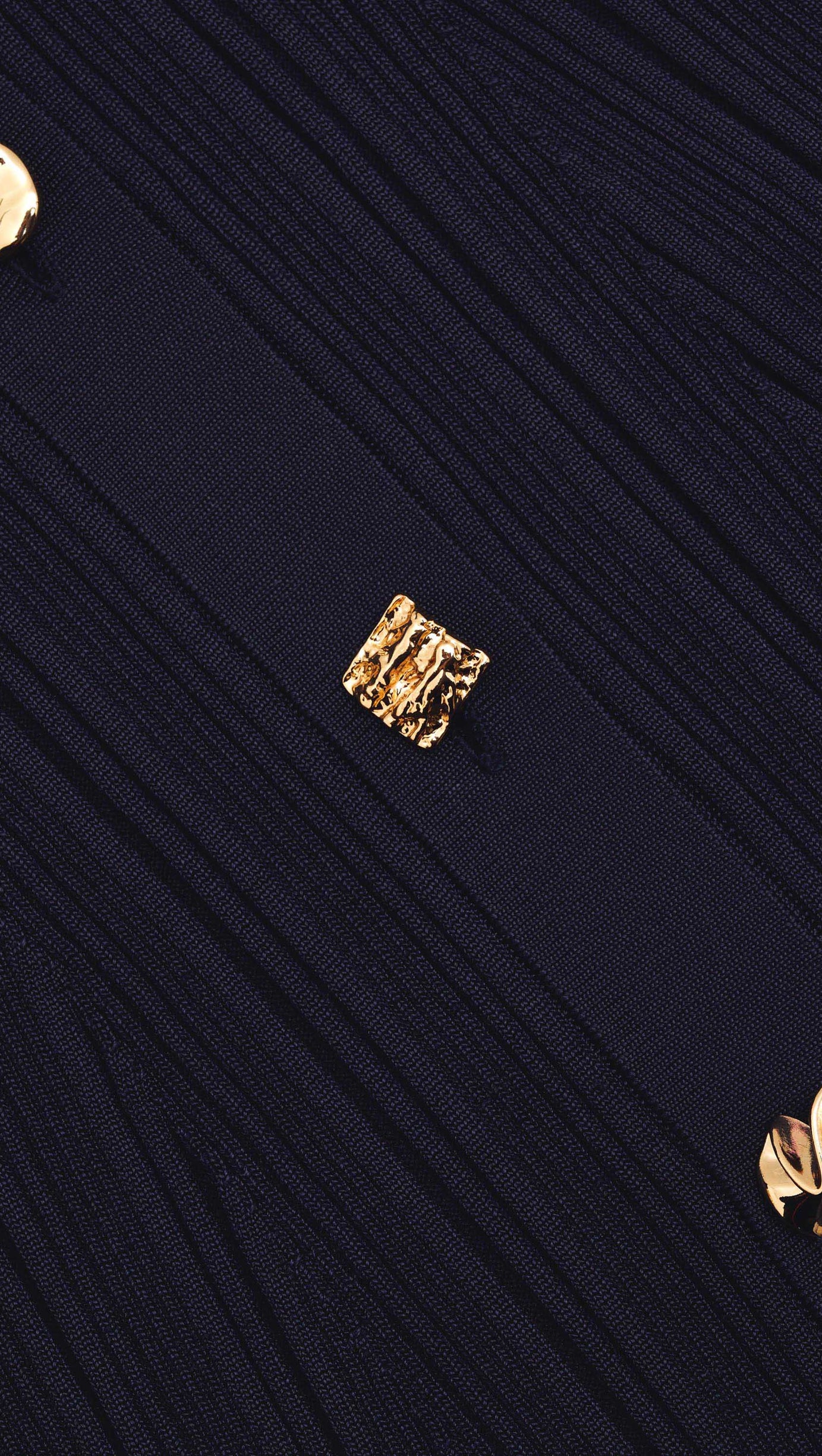 Mit Knöpfen verziertes, geripptes Strick-Midikleid in Marine