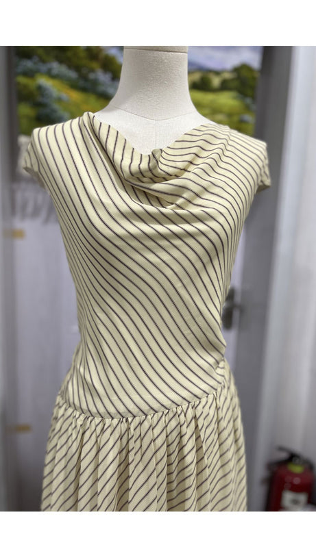 Aprikosenfarbenes, gestreiftes Chiffon-Midikleid mit Schlitzausschnitt 