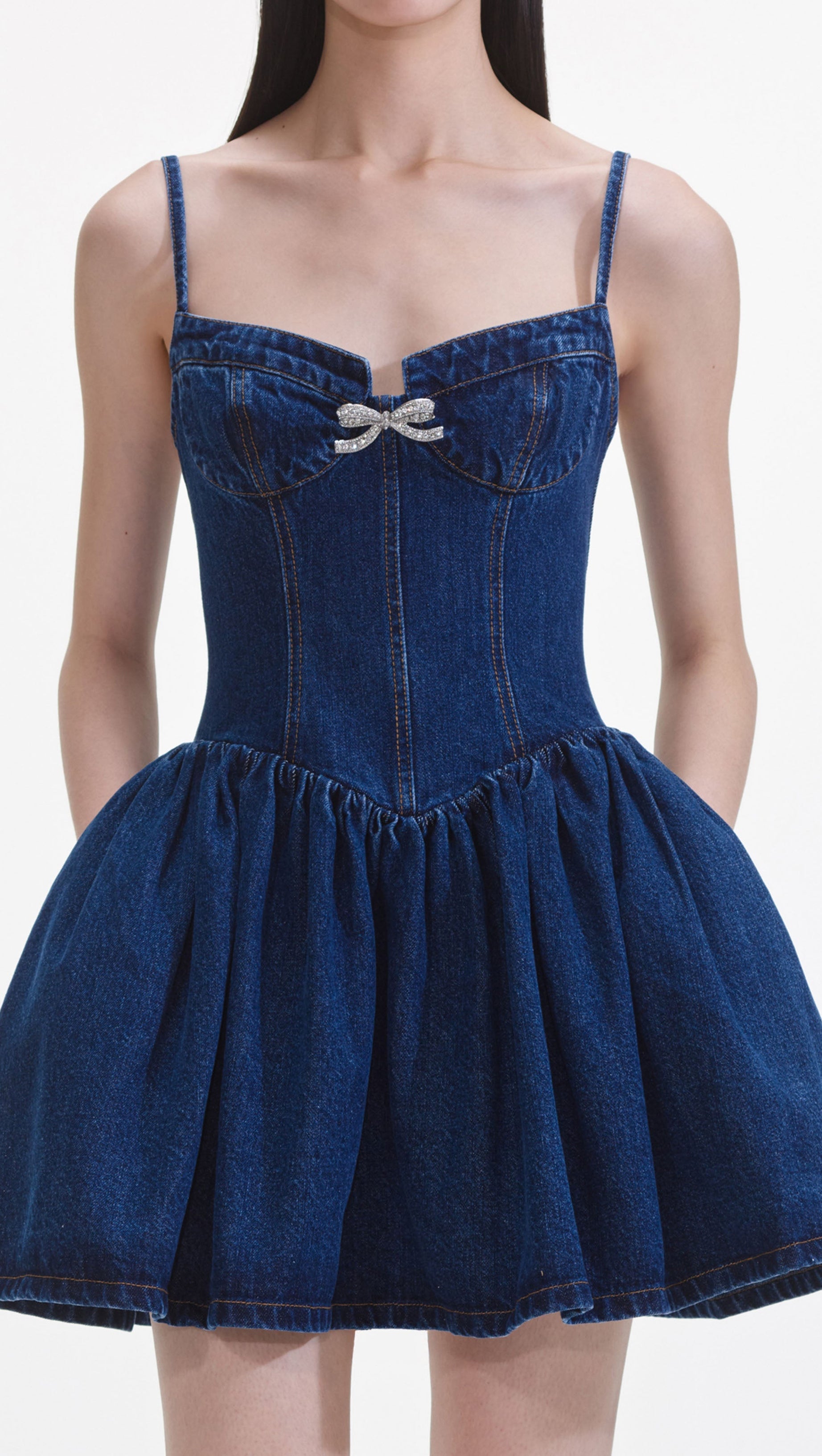 Denim-Minikleid mit Strass-Schleife und Herzausschnitt