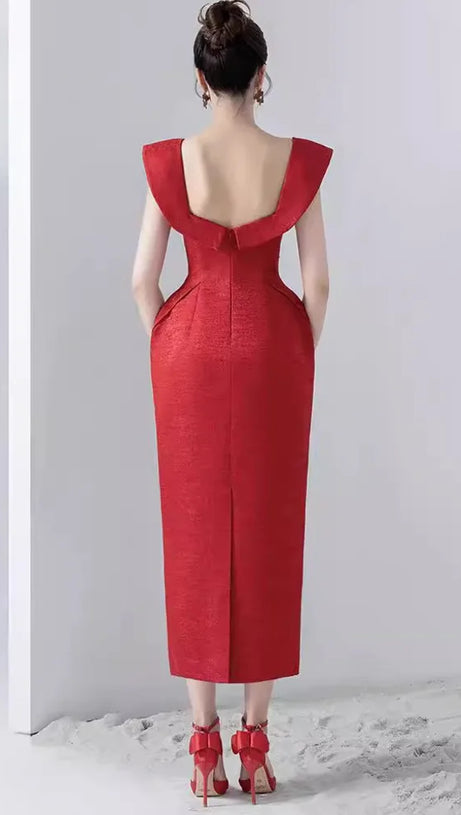 Rotes Midikleid mit quadratischem Ausschnitt und Schleife
