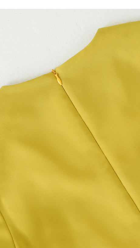 Gelber Jumpsuit mit V-Ausschnitt, langen Ärmeln und weitem Bein 