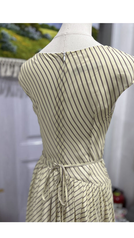 Aprikosenfarbenes, gestreiftes Chiffon-Midikleid mit Schlitzausschnitt 