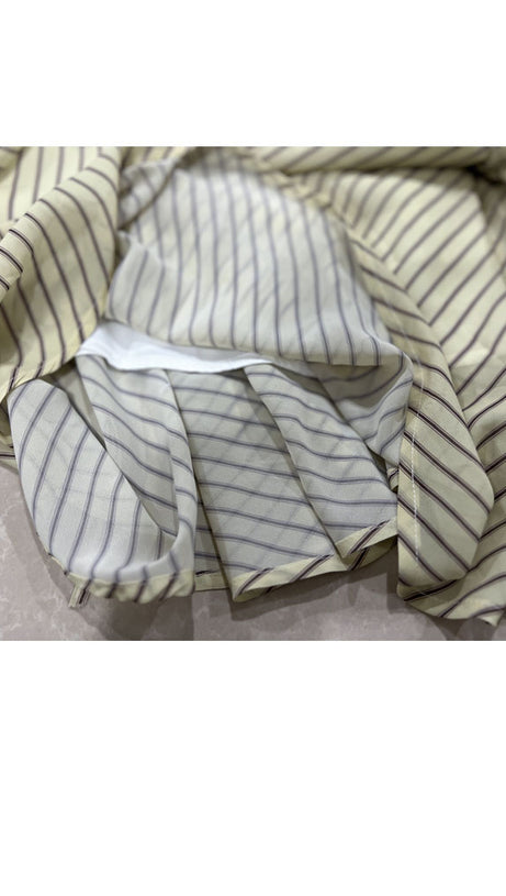 Aprikosenfarbenes, gestreiftes Chiffon-Midikleid mit Schlitzausschnitt 