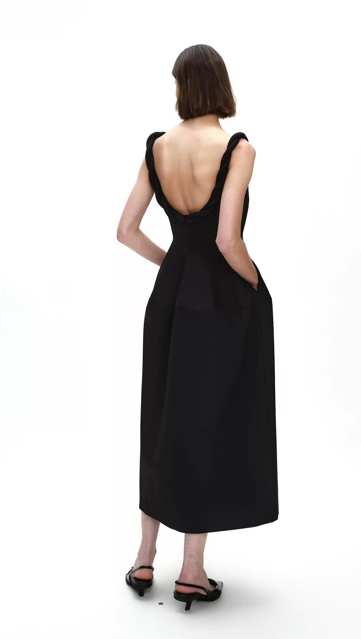 Monica – Midikleid mit geflochtenen Schulterträgern in Schwarz