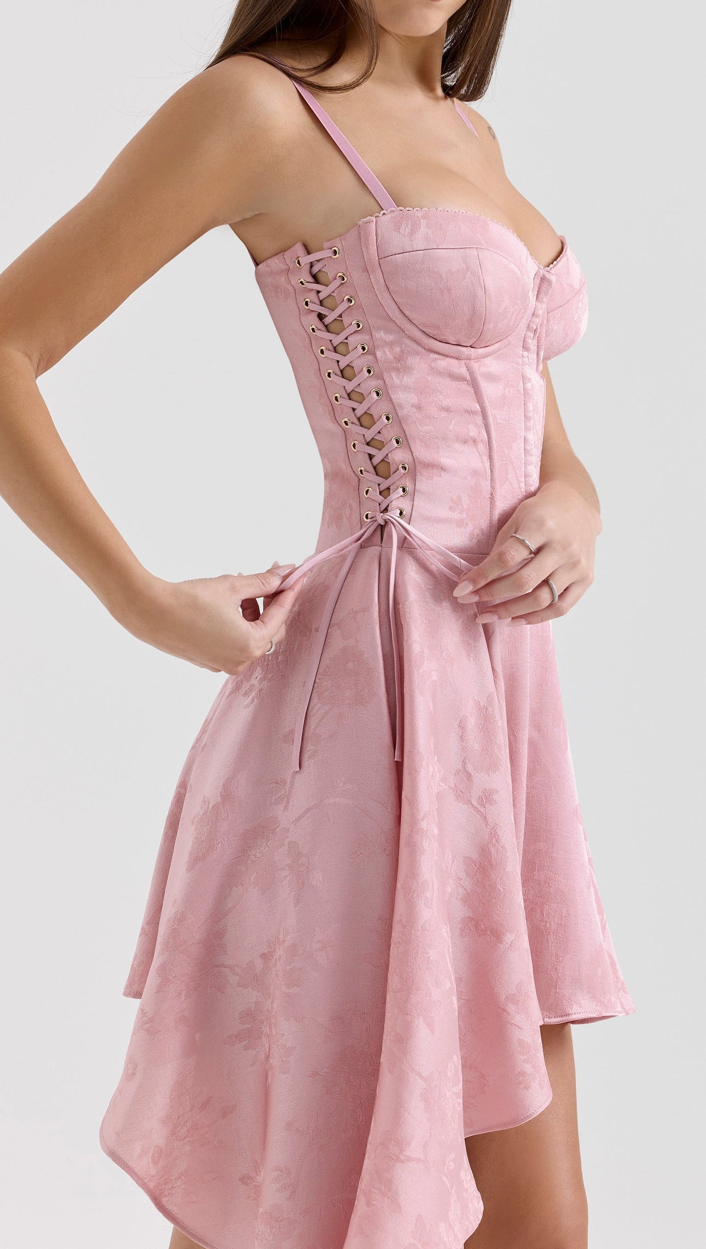 Lola Wine – Drapiertes Minikleid aus Jacquard-Satin [Vorbestellung]