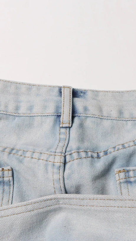 ERIN JEANSROCK MIT SAURE-WASH-RÜSCHEN