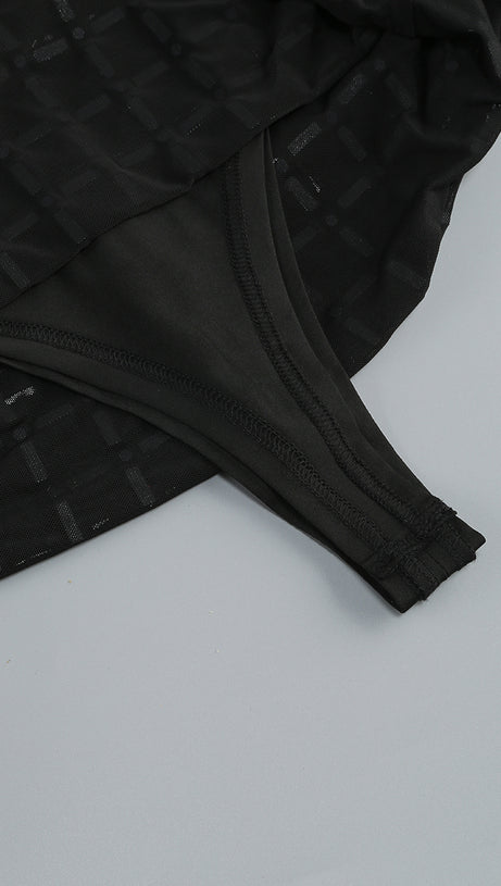 SCHWARZER TRÄGERLOSER BODY MIT DIAMANTVERZIERUNG 