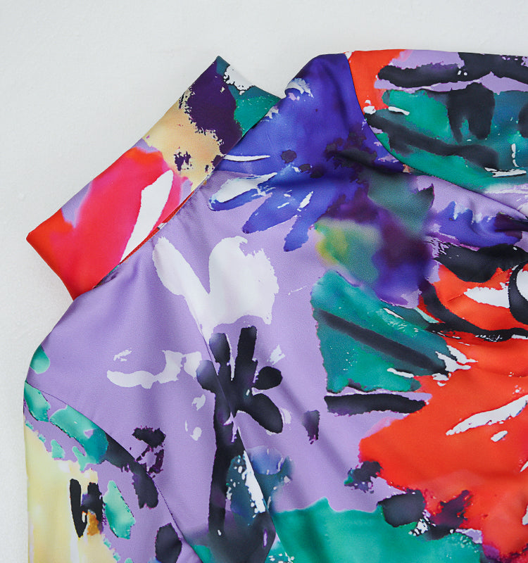 Lilafarbenes, bunt bedrucktes Maxikleid mit langen Ärmeln 