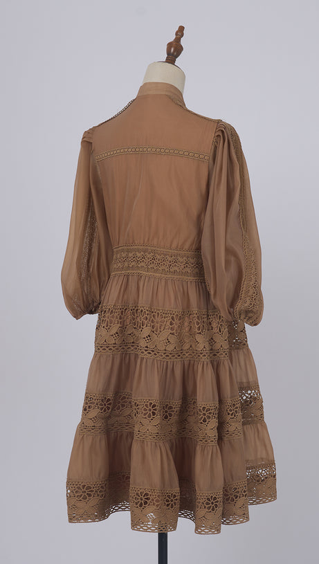 Khakifarbenes, gestuftes Herbstkleid mit Spitzenbesatz