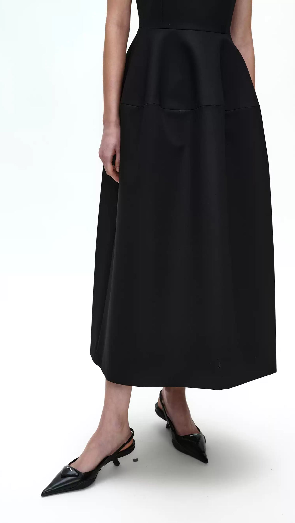 Monica – Midikleid mit geflochtenen Schulterträgern in Schwarz