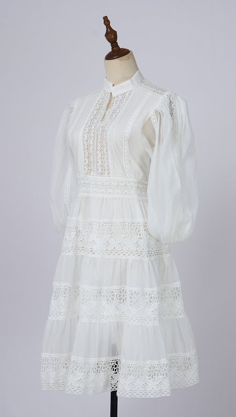 Weißes, gestuftes Herbstkleid mit Spitzenbesatz