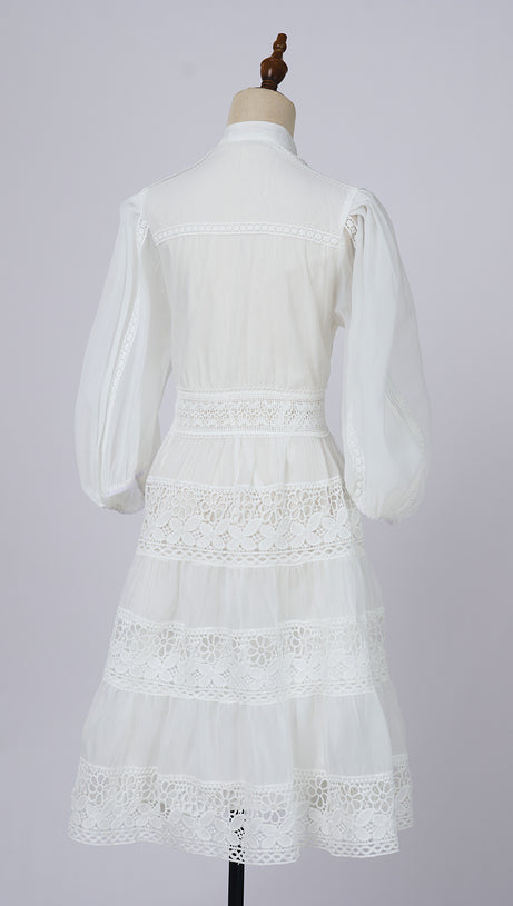 Weißes, gestuftes Herbstkleid mit Spitzenbesatz