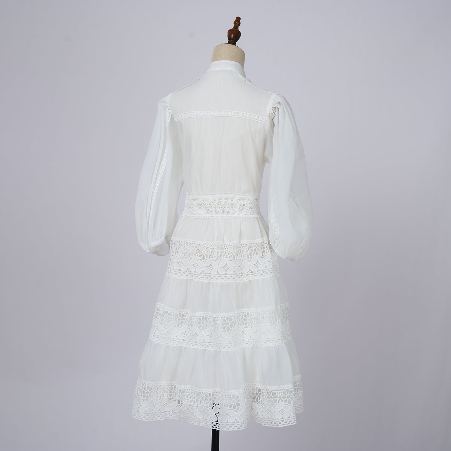 Weißes, gestuftes Herbstkleid mit Spitzenbesatz