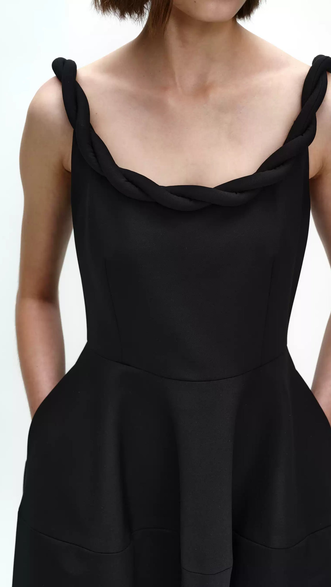 ABITO MIDI MONICA CON SPALLINE INTRECCIATE IN NERO