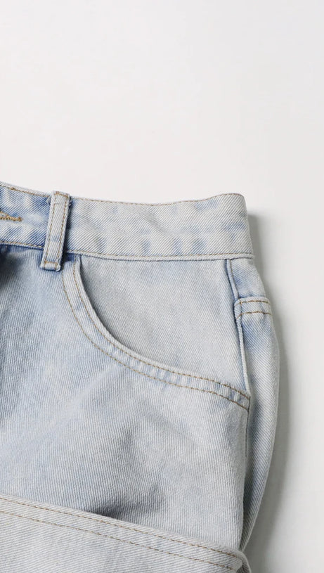 ERIN JEANSROCK MIT SAURE-WASH-RÜSCHEN