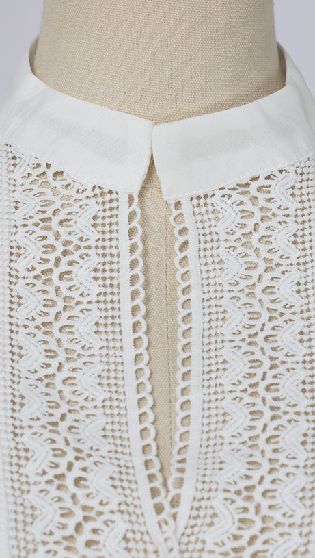 Weißes, gestuftes Herbstkleid mit Spitzenbesatz