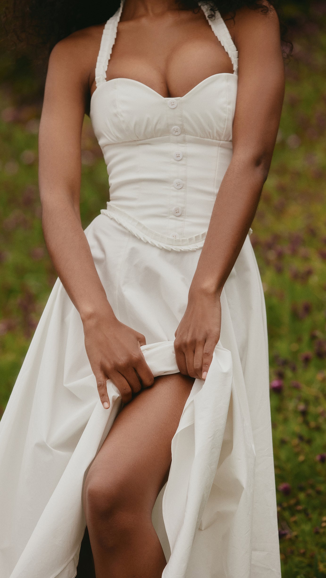 WEISSES MIDIKLEID AUS STRETCH-BAUMWOLLE MIT HALSRAND 