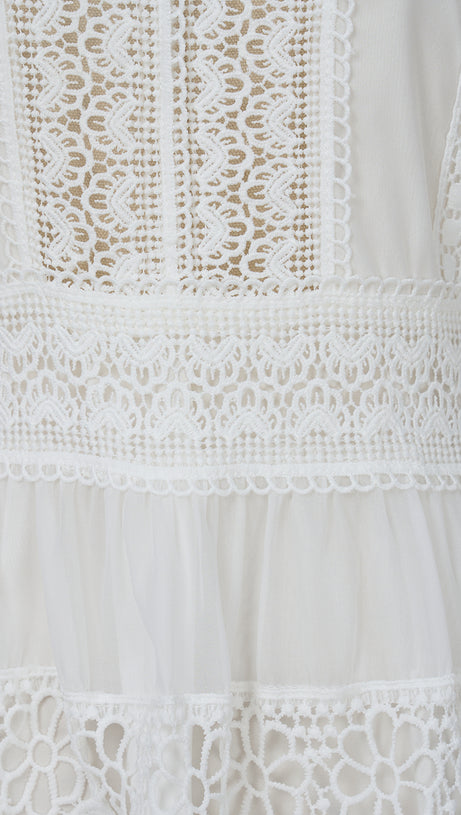 Weißes, gestuftes Herbstkleid mit Spitzenbesatz