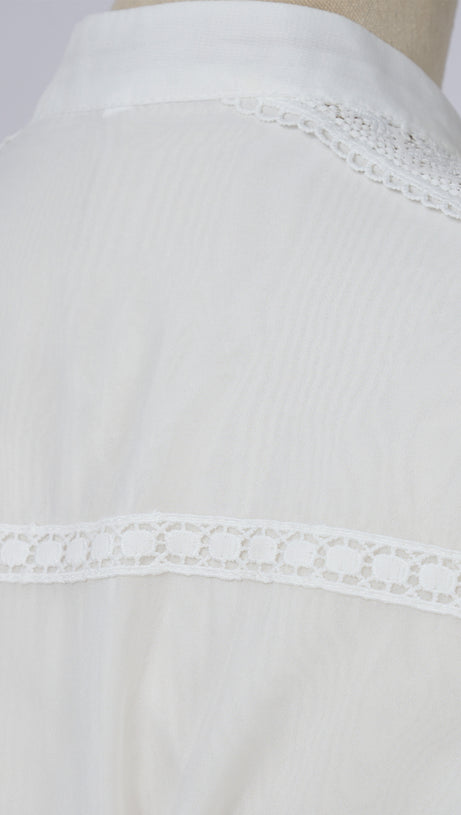 Weißes, gestuftes Herbstkleid mit Spitzenbesatz