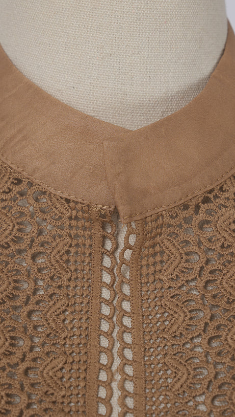 Khakifarbenes, gestuftes Herbstkleid mit Spitzenbesatz